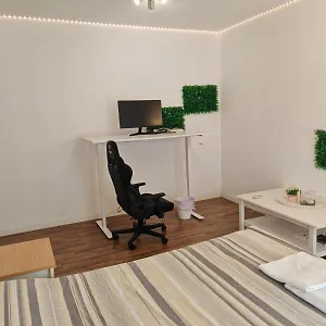 Work & Chill - Stylish Studio, Ergonomic Office Setup Apartament